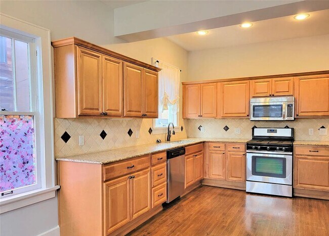 Building Photo - Stunning 4-Bed, 3-Bath Gem 1 Minute from Midtown!