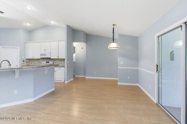 Building Photo - 160 Crossroad Lakes Dr