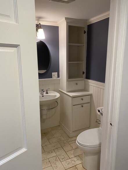 Bathroom - 76 Golden Hill St