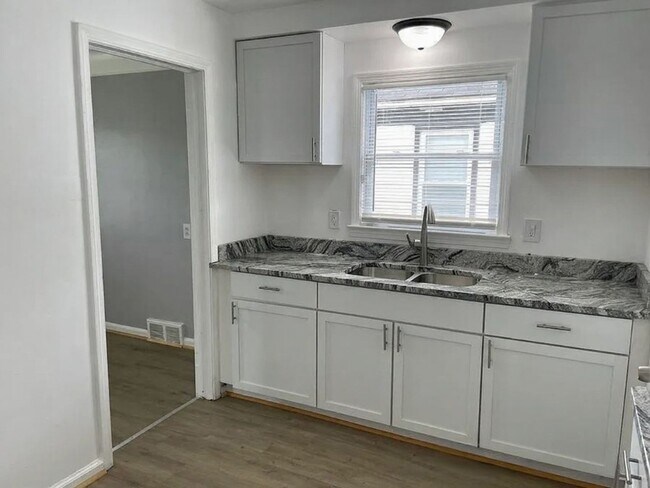 Building Photo - 3 bed 1 bath Home