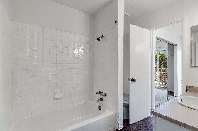 Building Photo - 3840 N 43rd Ave