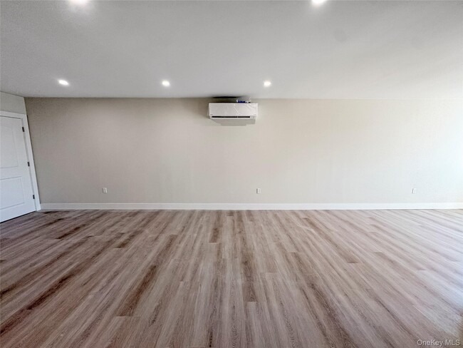 Building Photo - 110 Jericho Tpke