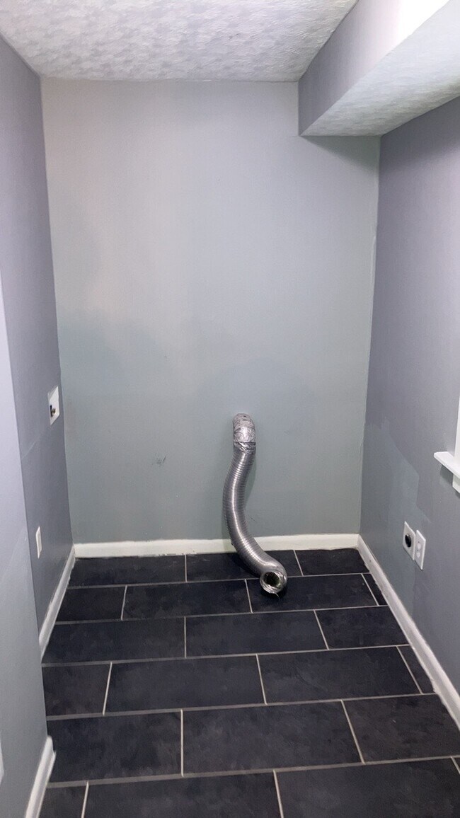 Building Photo - 105 S Irwin St