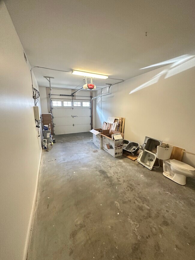 Building Photo - 319 Ferry St