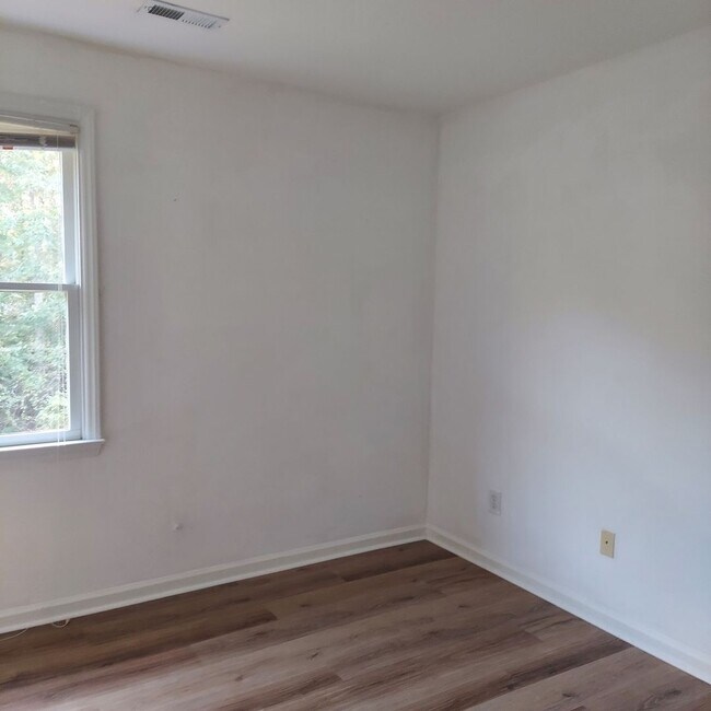 Building Photo - 1230 Briardale Rd