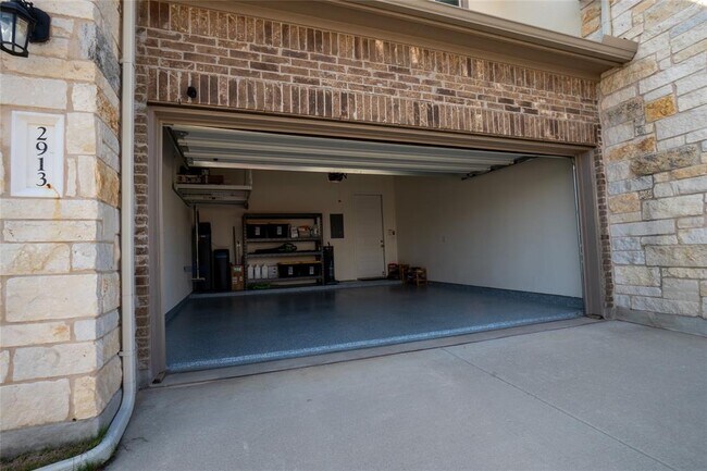 Building Photo - 2913 Zelma Dr
