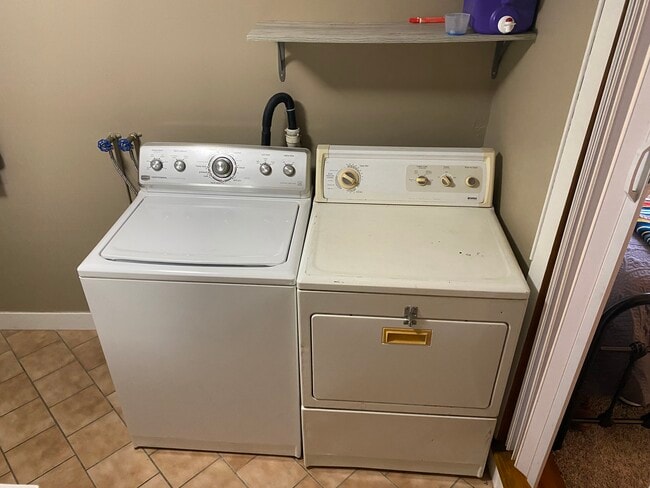 Building Photo - 2617 Maple Ave NE