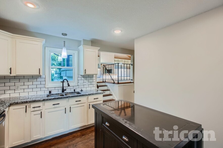 Building Photo - 1916 Lamplight Dr