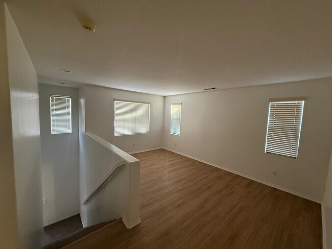 Building Photo - 5 Bedrooms 3.5 Bath in Willow Walk!