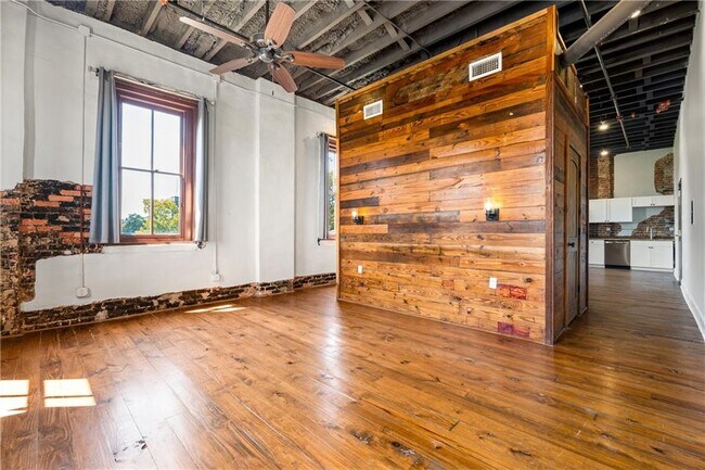 Building Photo - 558 St Francis St