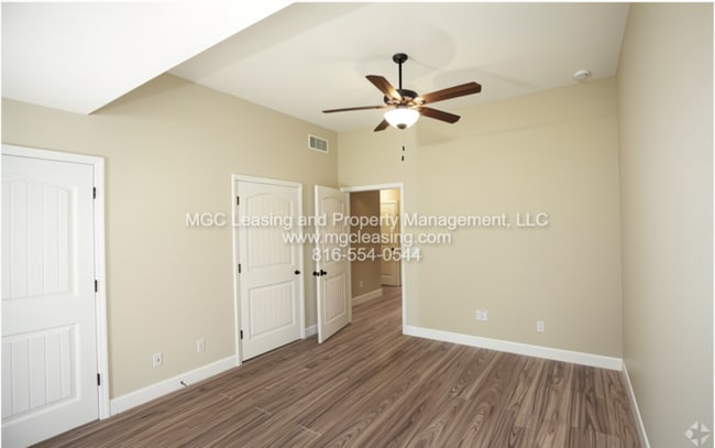 Building Photo - Eagle Creek Townhomes - Fall in love with lower rent!
