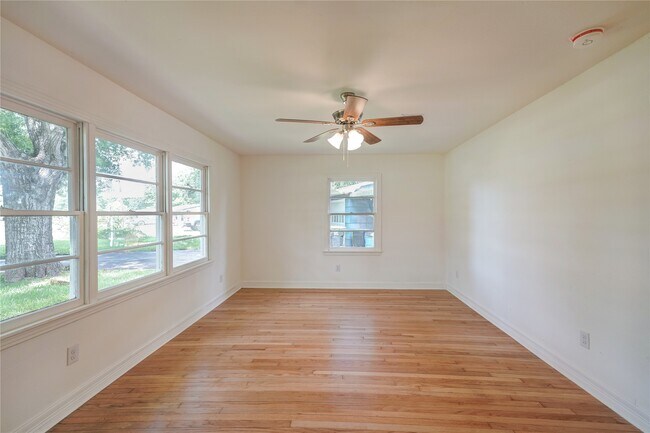 Building Photo - 1319 Elm St