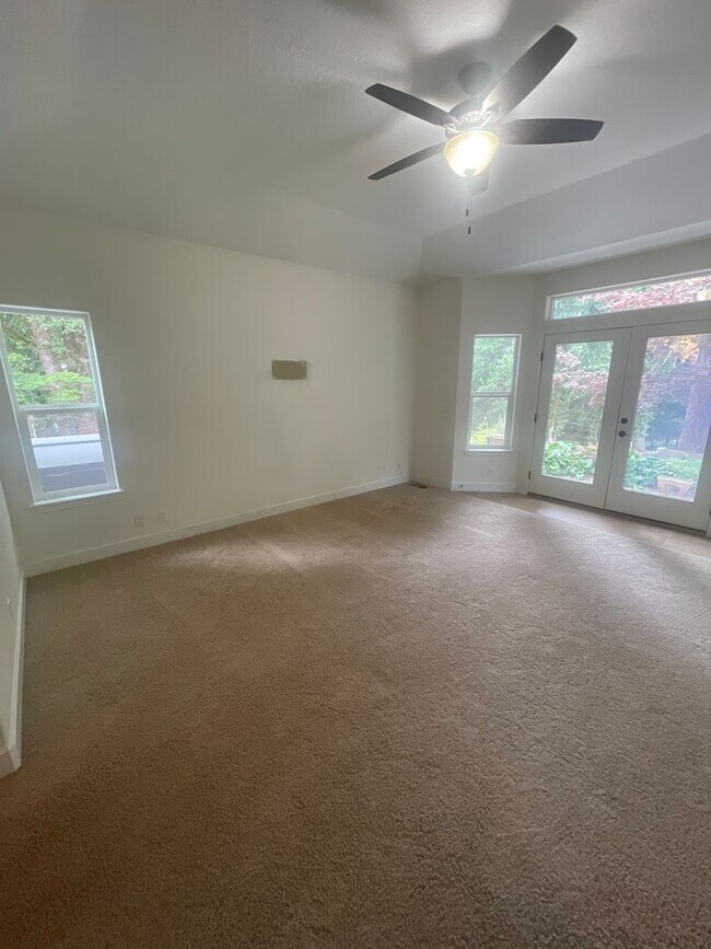 Building Photo - Beautiful 4 Bedroom on 2.5 Acres!