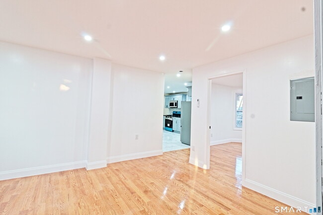 Building Photo - 40 Elizabeth St