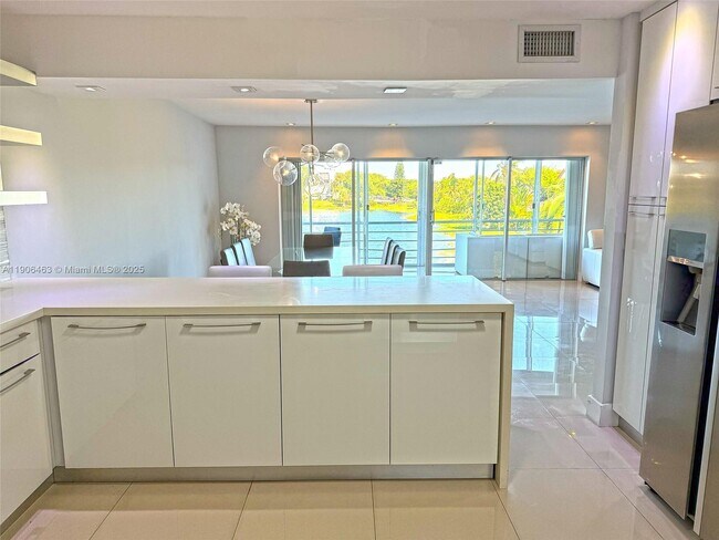 Building Photo - 879 NE 195th St