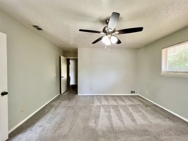 Building Photo - 2732 Parkhaven Dr