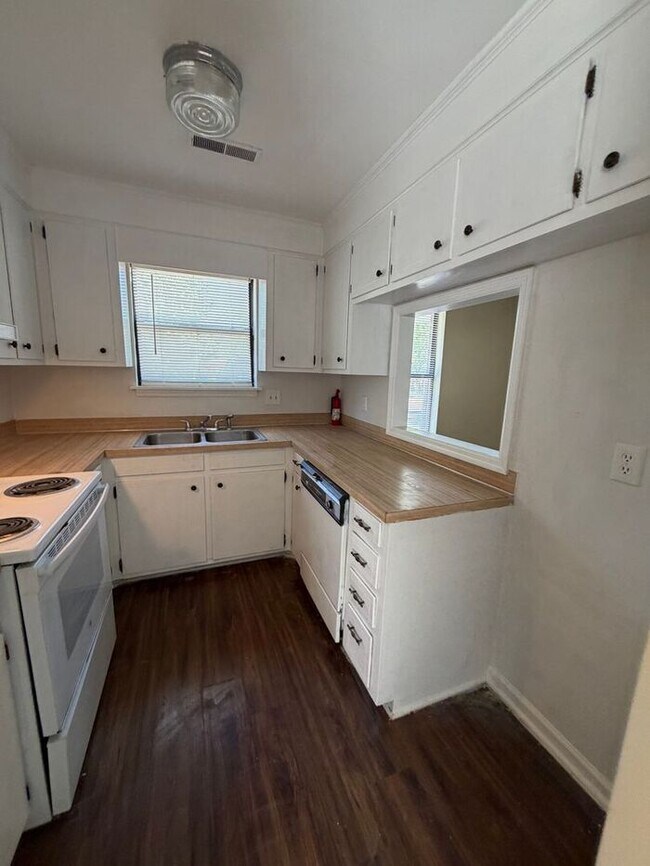 Building Photo - 2 Bedroom Available Today!