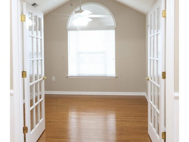 Building Photo - 3204 Village Ln