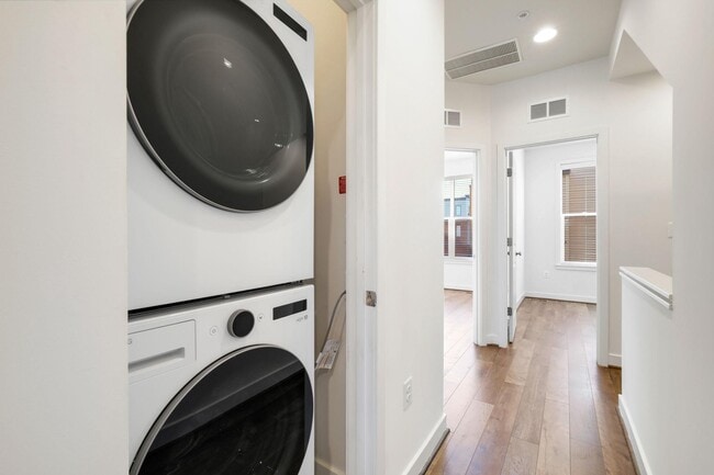 Building Photo - 16560 Crabbs Branch Way