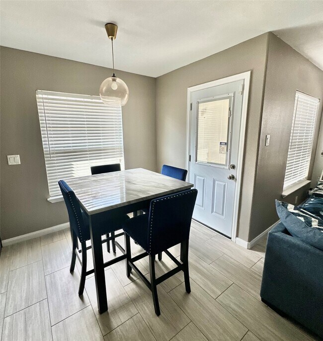 Building Photo - 7202 Roundrock Park Ln