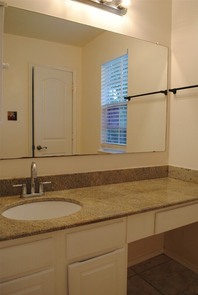 Building Photo - 3910 Starbridge Pointe Ln