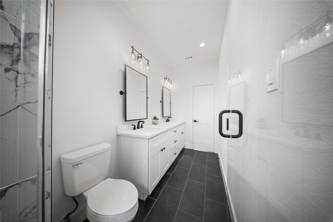 Building Photo - 1122 Hogan St