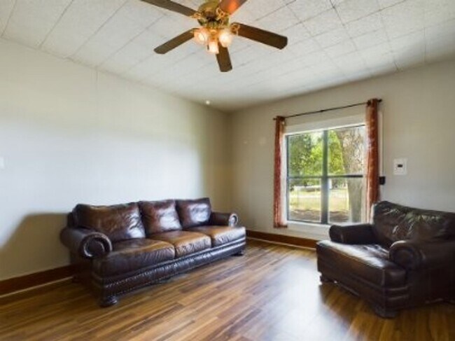 Building Photo - Cozy three bedroom in Hye Texas