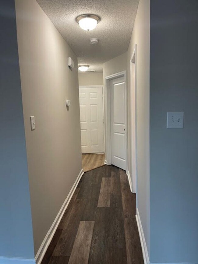 Building Photo - Great two bedroom, two bath duplex in Hunters Creek.