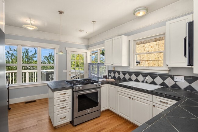 Building Photo - 806 N 59th St
