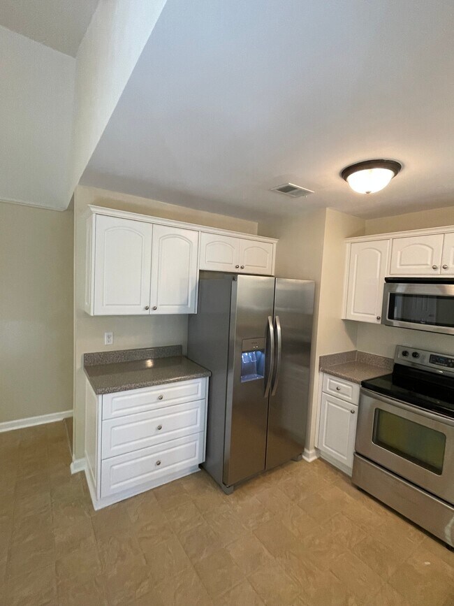 Building Photo - 2302 Woodsman Dr