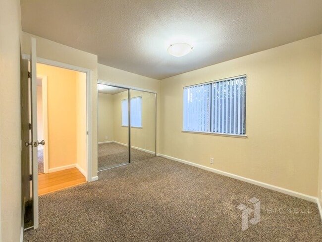 Building Photo - Gated Community, 3 Bed Condo!