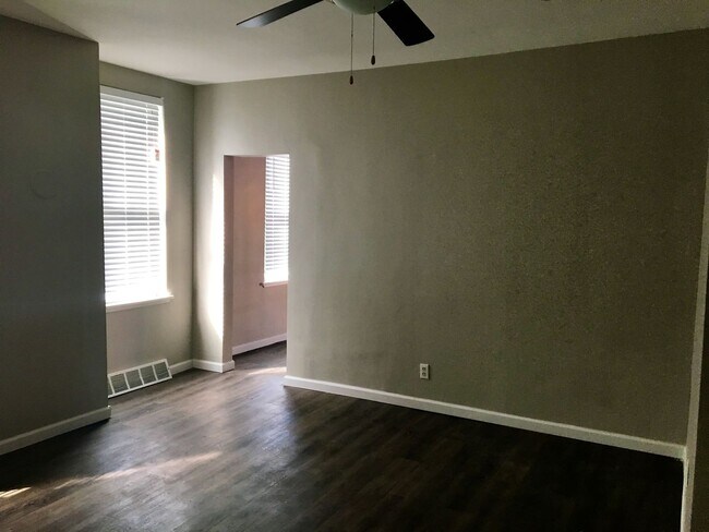 Building Photo - *** Amazing Apartment in Mt. Washington * Pet Friendly * Duplex style * Available Now * Spacious ...