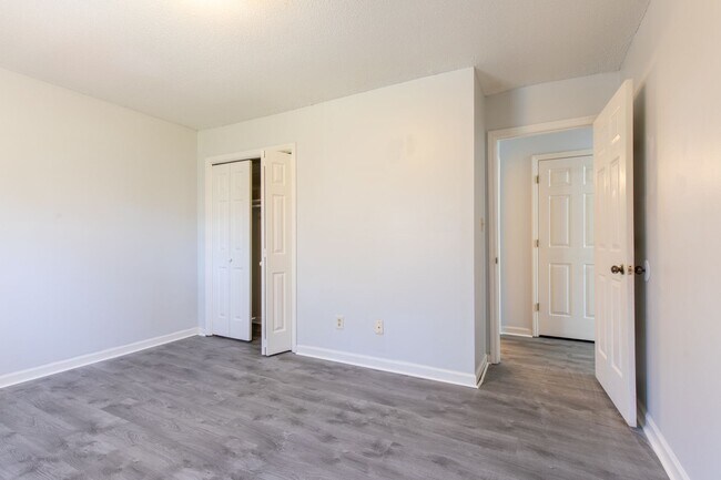 Building Photo - 3 bed 2.5 bsth