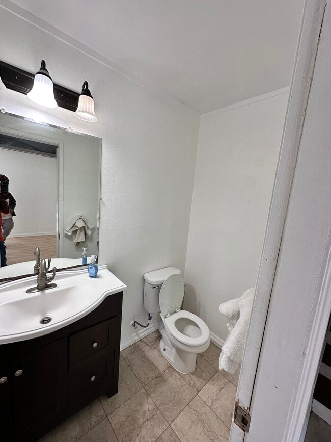 Building Photo - 2415 Mercedes Ave