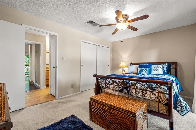 Building Photo - 3900 Aspen Dr