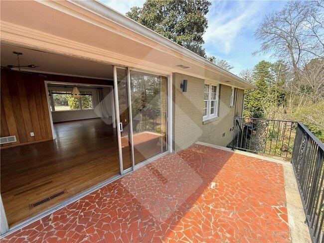 Building Photo - 140 Spring Dr