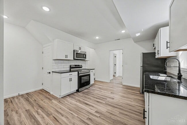 Building Photo - 270 Wortman St