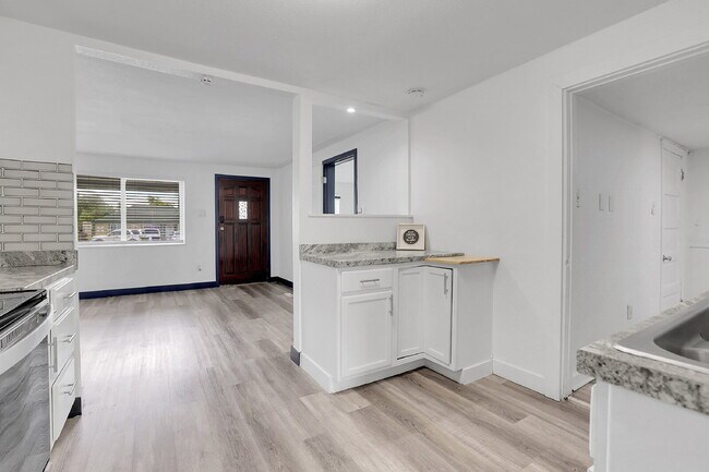 Building Photo - $2,850 - 3 Bed, 2 Bath Updated Home in Den...