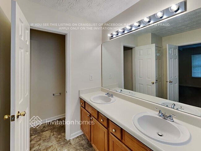 Building Photo - 1027 Shadow Lake Dr