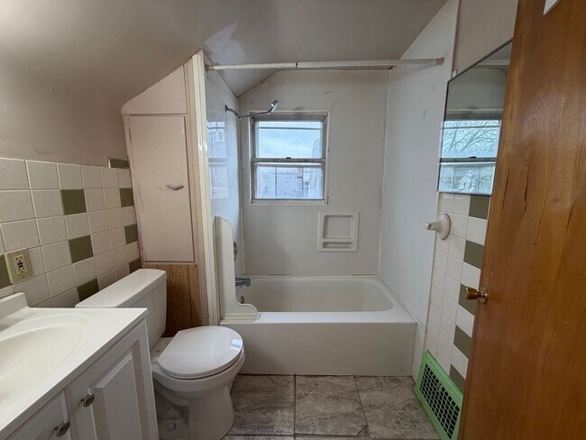 Building Photo - Charming 3-Bedroom Home with First-Floor Bedroom & Large Yard - PET FRIENDLY