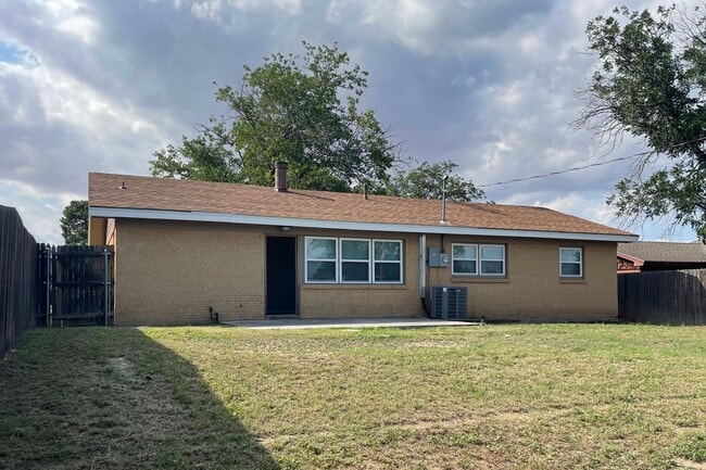 Building Photo - Newly Renovated 3-Bedroom, 2-Bath Home in ...