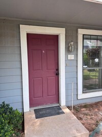 Building Photo - Darling 1 Bed, 1.5 Bath Townhouse with sma...