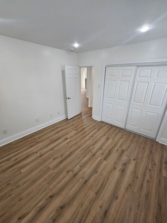 Building Photo - 3-bedroom, 2-bathroom home located in the vibrant city of Long Beach