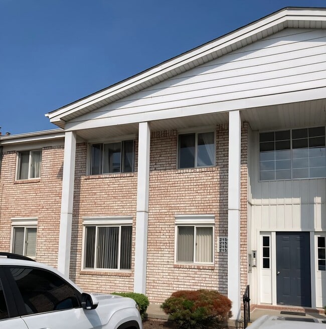 Building Photo - St Clair Shores 2 bedroom condo