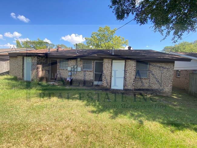 Building Photo - 8211 Woodview Dr N