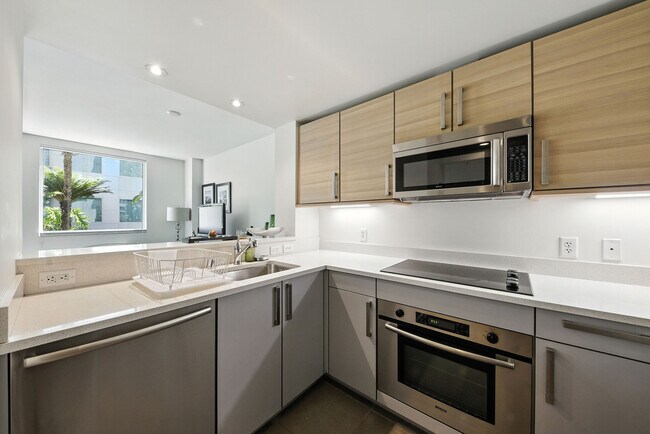 Building Photo - 555 4th St