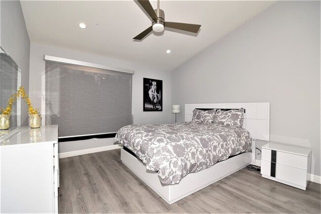 Building Photo - 5415 W Harmon Ave