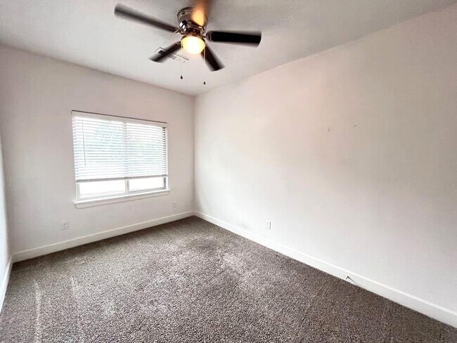 Building Photo - 418 NW Retreat Ln