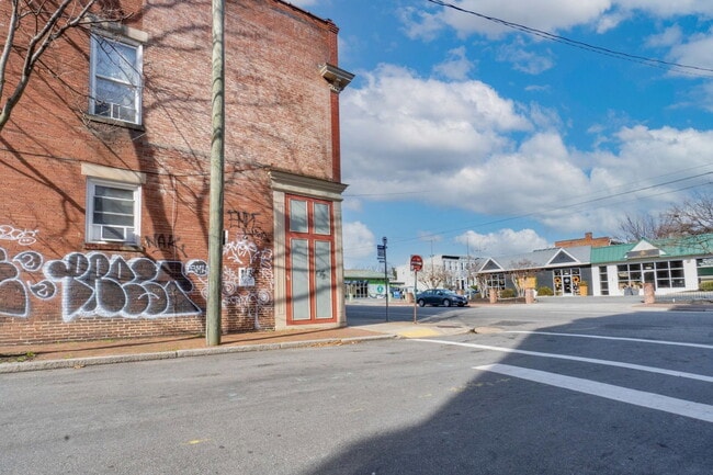 Building Photo - 1601 W Cary St