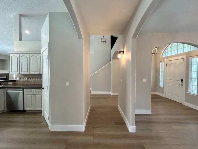 Building Photo - Lochsa Falls 5 Bedroom Home with Private B...